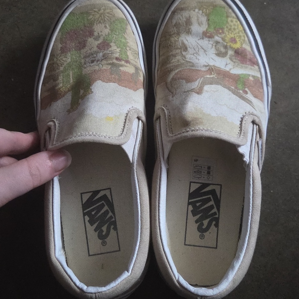 Vans Beige and White Slip-On Shoes with Artistic Design - Picture 4 of 4